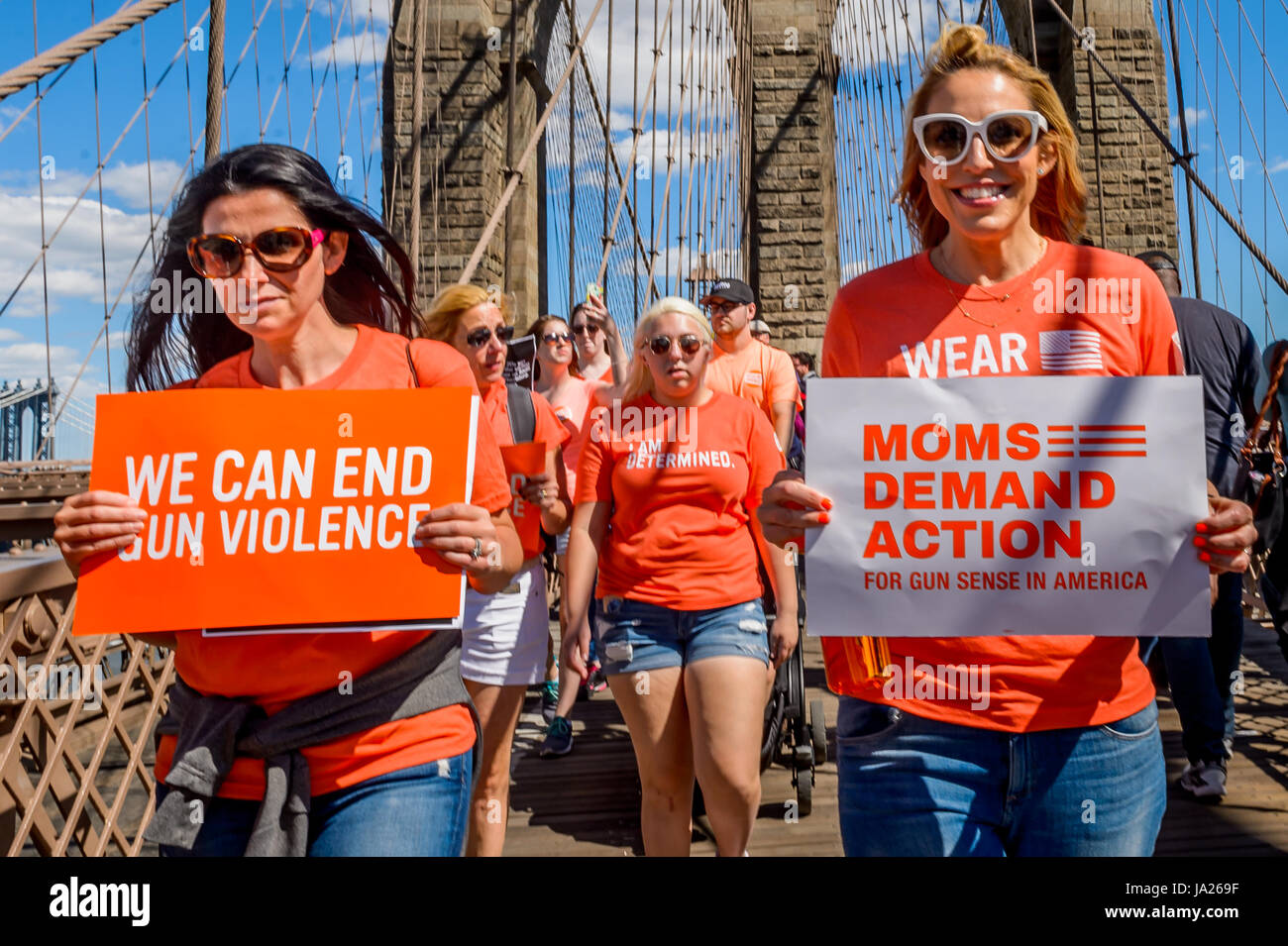 New York, Vereinigte Staaten von Amerika. 3. Juni 2017. Am 3. Juni 2017; zu Ehren des nationalen Waffe Gewalt Awareness Day Mütter Nachfrage Aktion für Pistole Sinn in Amerika, ein Teil des Everytown für Gewehr-Sicherheit und der Koalition der tragen Orange gehostet der fünften jährlichen Brooklyn Bridge März für Pistole Sinn. Hunderte von Freiwilligen und Pistole Gewalt Überlebenden marschierten über die Brücke, die ihren Höhepunkt in einer Kundgebung am Foley Quadrat unter der Leitung von New York Kapitel Mütter Nachfrage und mit. Bildnachweis: Erik McGregor/Pacific Press/Alamy Live-Nachrichten Stockfoto