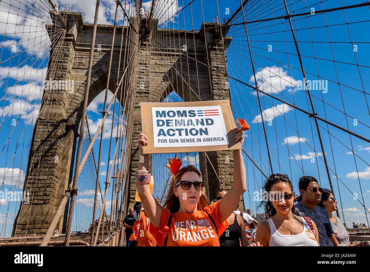 New York, Vereinigte Staaten von Amerika. 3. Juni 2017. Am 3. Juni 2017; zu Ehren des nationalen Waffe Gewalt Awareness Day Mütter Nachfrage Aktion für Pistole Sinn in Amerika, ein Teil des Everytown für Gewehr-Sicherheit und der Koalition der tragen Orange gehostet der fünften jährlichen Brooklyn Bridge März für Pistole Sinn. Hunderte von Freiwilligen und Pistole Gewalt Überlebenden marschierten über die Brücke, die ihren Höhepunkt in einer Kundgebung am Foley Quadrat unter der Leitung von New York Kapitel Mütter Nachfrage und mit. Bildnachweis: Erik McGregor/Pacific Press/Alamy Live-Nachrichten Stockfoto