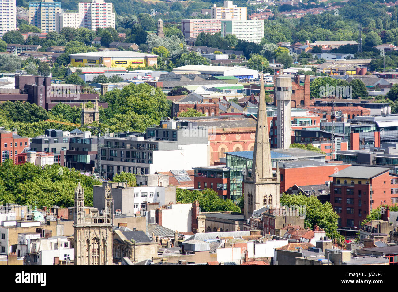 Bristol, England - 17. Juli 2016: Zentrum von Bristol, einschließlich St. Nicholas Church, Bleischrot Turm und neue Apartment-Gebäude auf dem Gelände des Co Stockfoto