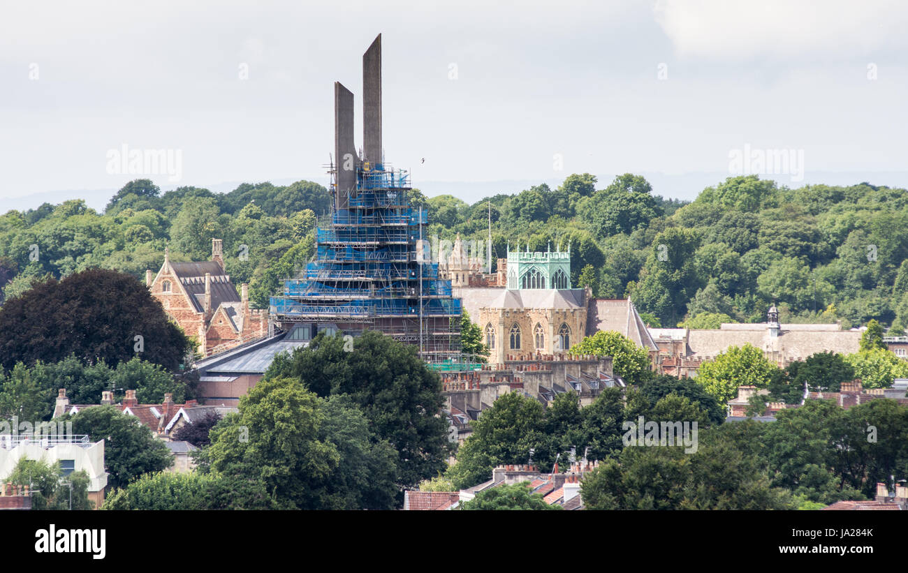 Bristol, England - 17. Juli 2016: Das Baugerüst bedeckt konkrete Turmspitze Clifton Kathedrale, mit Clifton College unabhängige Schule darüber hinaus. Stockfoto