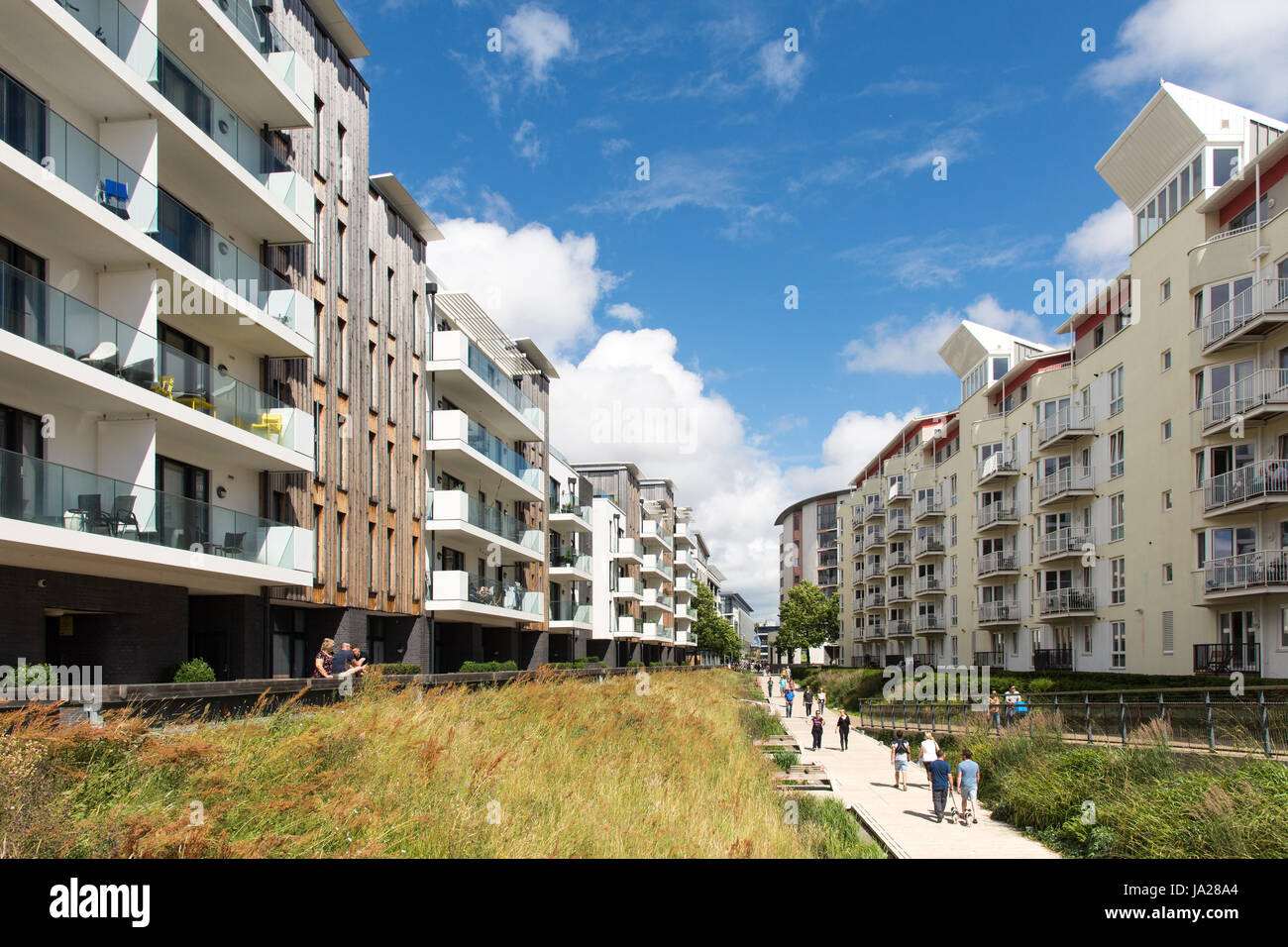 Bristol, England - 17. Juli 2016: Fußgänger zu Fuß entlang Millennium Promenade zwischen neu errichteten Wohnhäuser auf Canons Marsh in Bristol Stockfoto