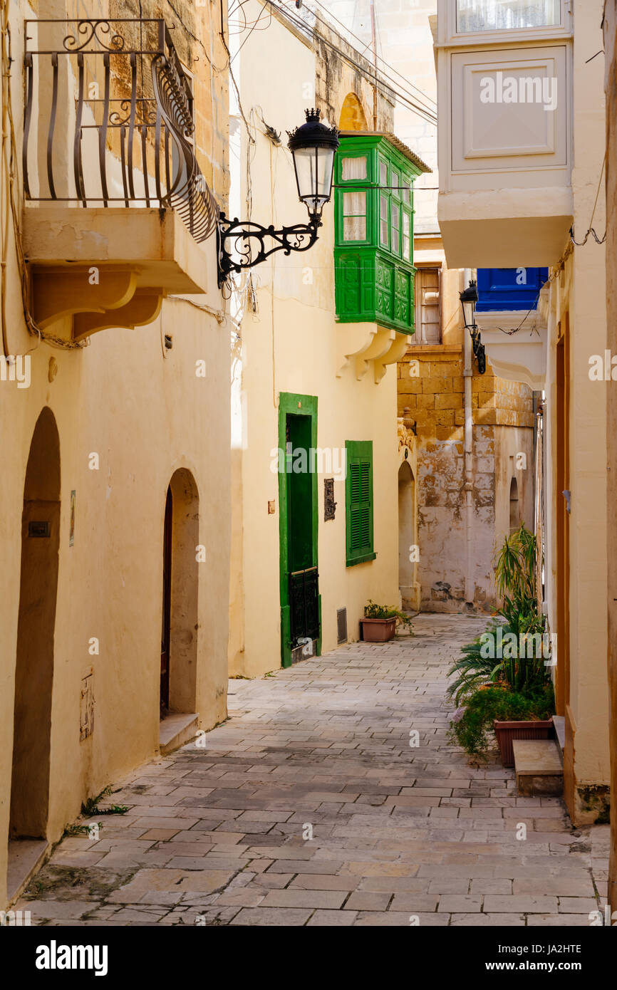 Gasse der antiken Stadt Rabat mit traditionellen maltesischen Häuser gebaut aus Kalkstein und berühmten Holzbalkone Stockfoto