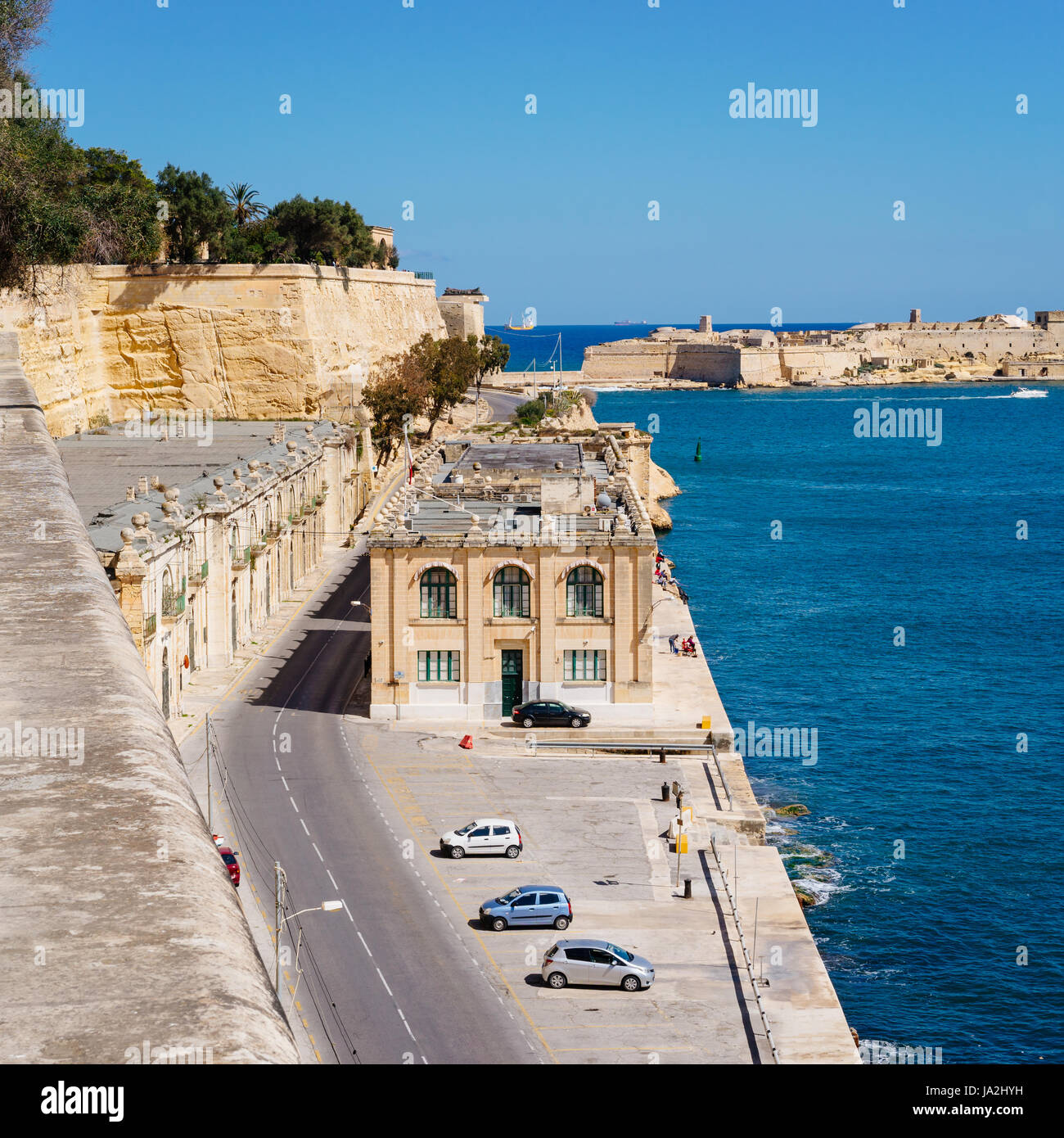 Valletta Waterfront mit Blick auf den Grand Harbour und Fort Ricasoli auf der sonnigen Frühlingstag, Malta Stockfoto