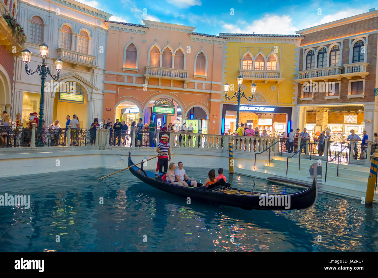 LAS VEGAS, NV - 21. November 2016: Ein unbekannten Menschen auf dem Platz zu Fuß und mit die Gondel der venezianischen Hotel Replik eines Flügels canal in Las Vegas mit mehr als 4000 Suiten es s eines der berühmtesten Hotels der Welt Stockfoto