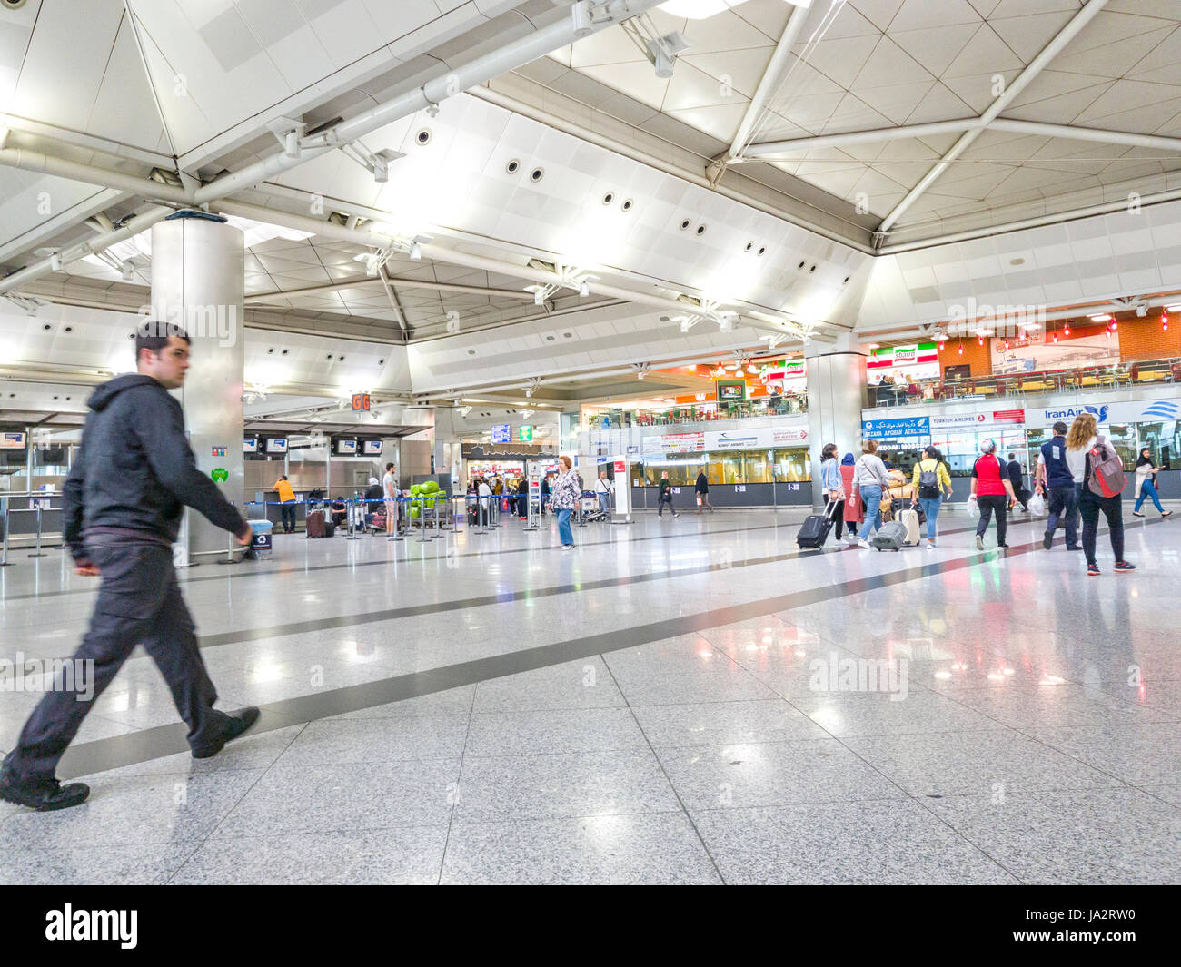 ISTANBUL, Türkei - 17. Mai 2017: Unbekannte Menschen in Abfahrt Hall von Sabiha Gökcen International Airport. Stockfoto