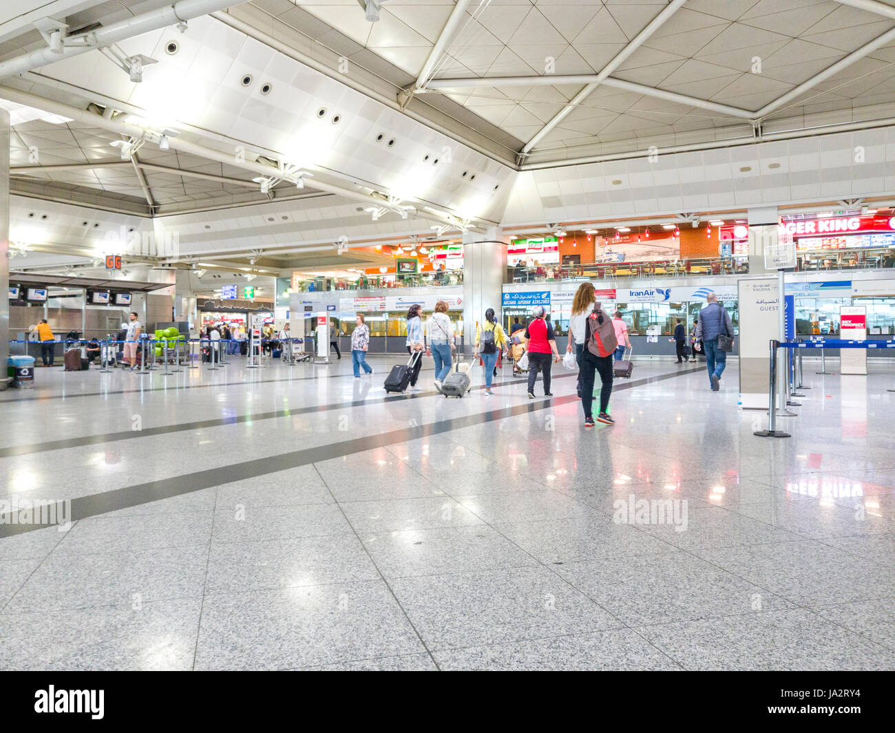 ISTANBUL, Türkei - 17. Mai 2017: Unbekannte Menschen in Abfahrt Hall von Sabiha Gökcen International Airport. Stockfoto