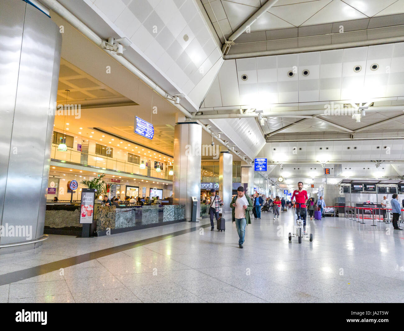 ISTANBUL, Türkei - 17. Mai 2017: Unbekannte Menschen in Abfahrt Hall von Sabiha Gökcen International Airport. Stockfoto