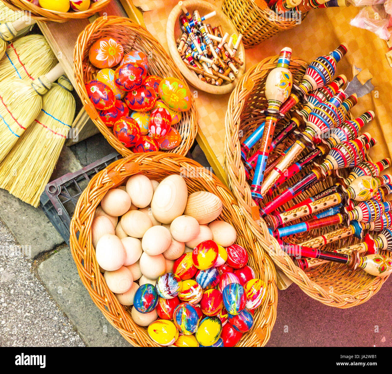 ZAGREB, Kroatien - Mai 10, 201T: Vielzahl von traditionellen Souvenirs zum Verkauf in Dolac Markt. Stockfoto