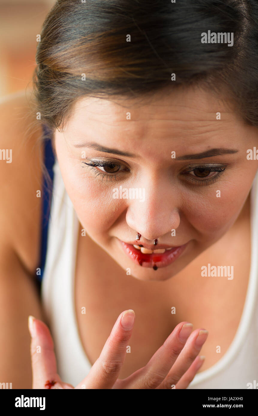 Nahaufnahme von einer schönen Frau Nasenbluten, Frau blutet aus der Nase Stockfoto