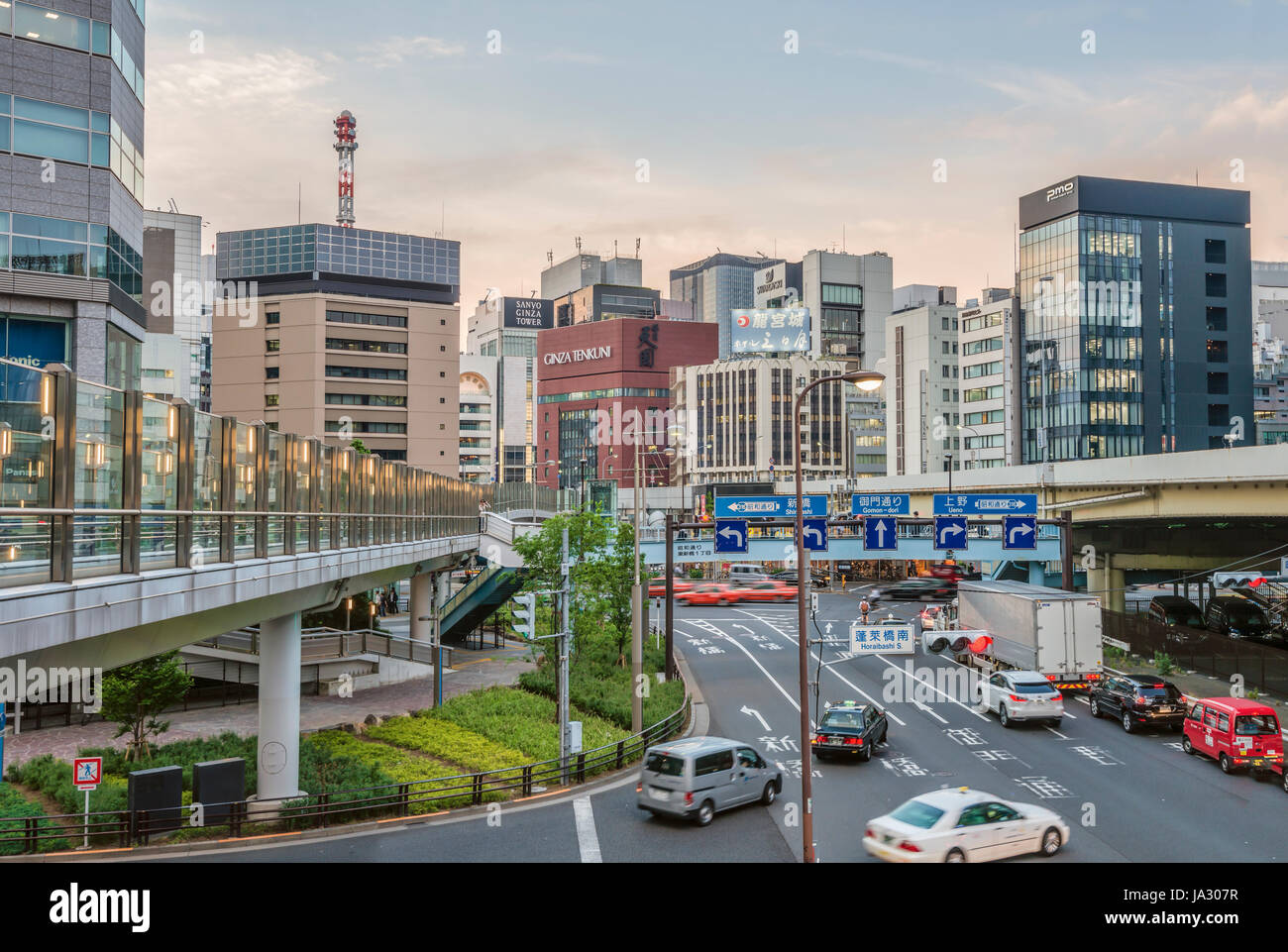 Stadtbild im Shiodome Business District, Tokyo, Japan | Skyline Im Shiodome Geschaeftsviertel, Tokyo, Japan Stockfoto