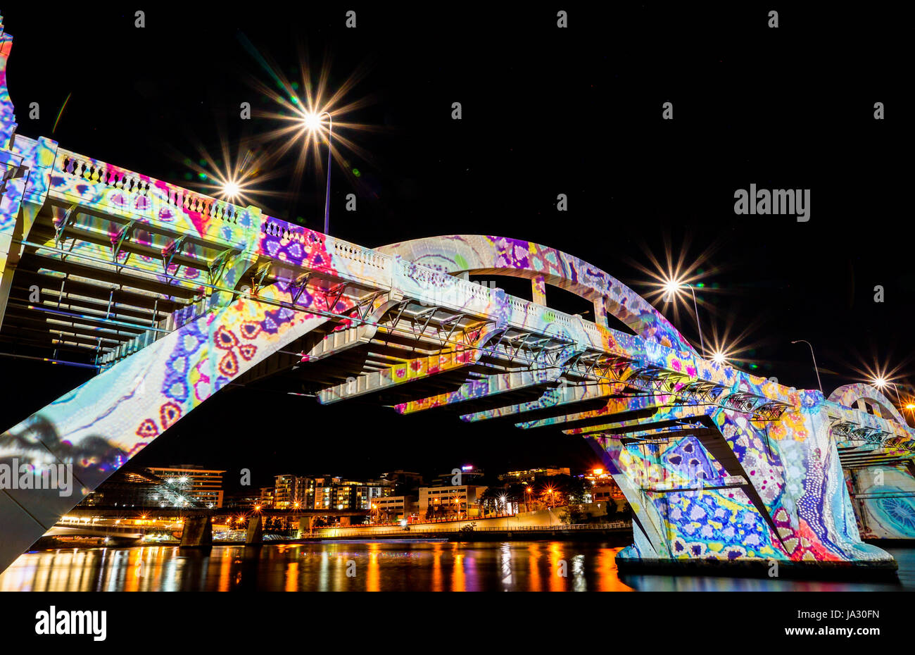 William Jolly Bridge mit Aborigines gepunktete Malerei projiziert Stockfoto