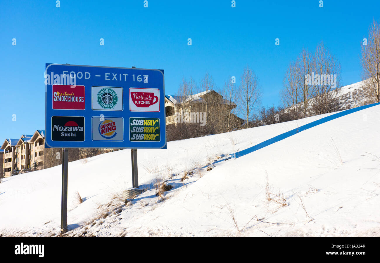 Schild an der I70, im Winter, die Möglichkeiten zum Essen an der Ausfahrt 167. Stockfoto