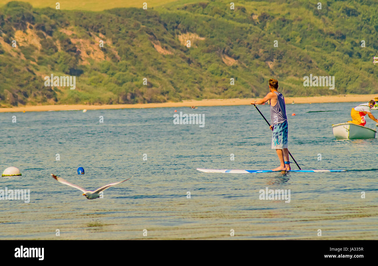 Drei weg rennen, um das Wasser zu überqueren, in Swanage, Dorset, wer wird gewinnen? Stockfoto