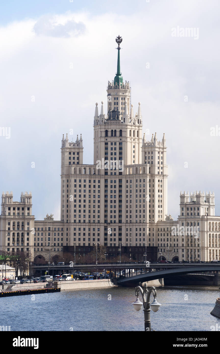 Moskau, Russland: Blick auf den Kotelnicheskaya Damm Gebäude, eines der sieben Schwestern-Gruppe von Wolkenkratzern im stalinistischen Stil gestaltet Stockfoto