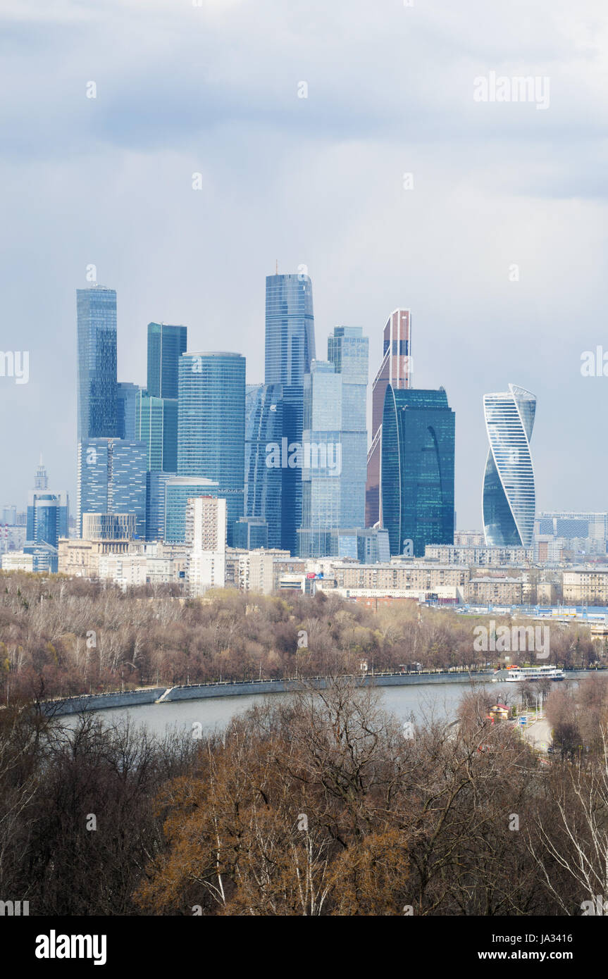 Skyline mit Blick auf die Wolkenkratzer von Moskau internationales Geschäftszentrum, Moscow City, gesehen von den Sperlingsbergen, einem der höchsten Punkte Moskaus Stockfoto