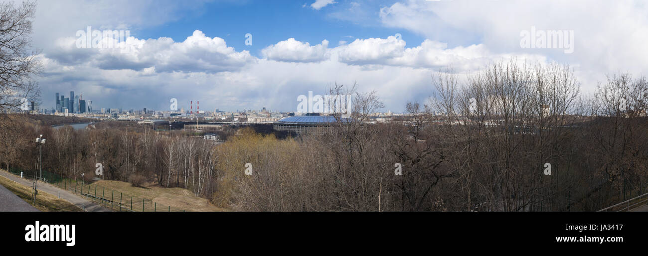 Skyline mit Blick auf die Wolkenkratzer von Moskau internationales Geschäftszentrum, Moscow City, gesehen von den Sperlingsbergen, einem der höchsten Punkte Moskaus Stockfoto