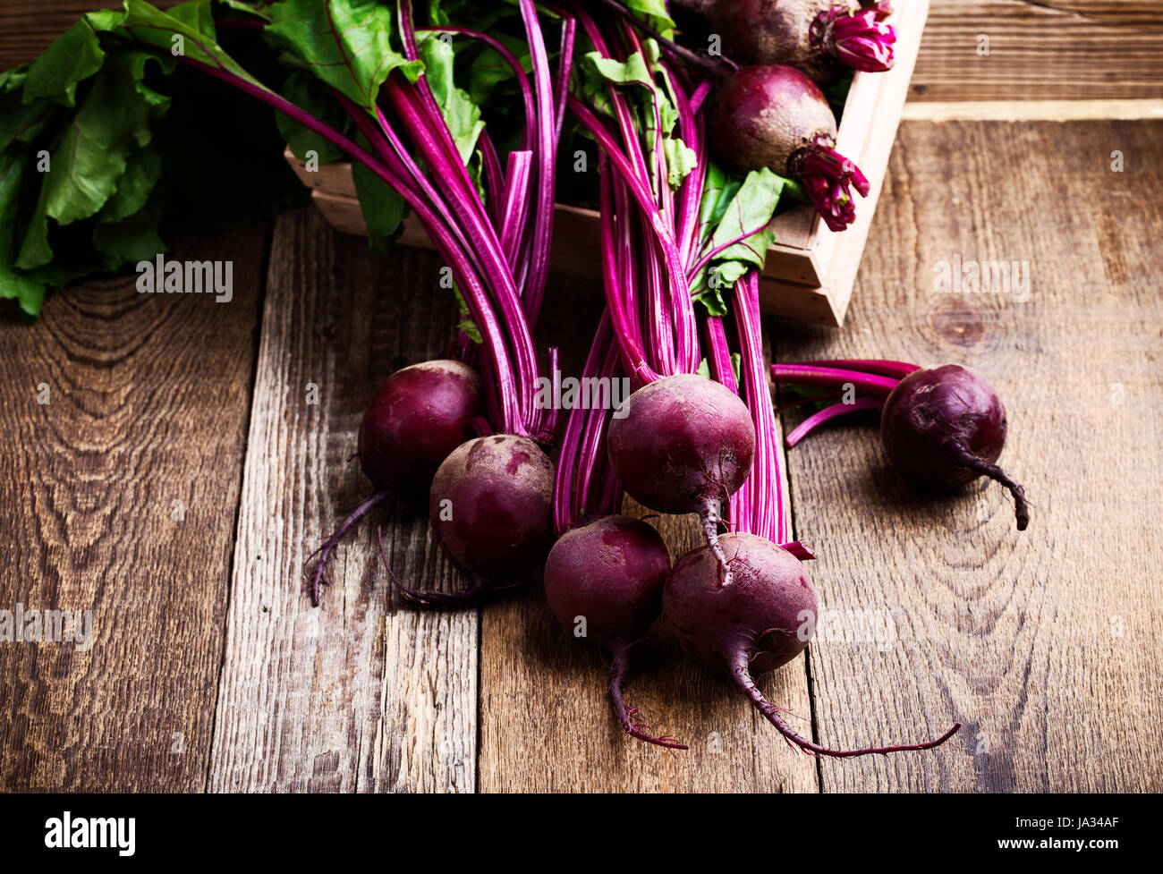 Bio-Bauernhof. Frische rote Beete in Kiste, Gemüse auf rustikalen hölzernen Hintergrund Stockfoto