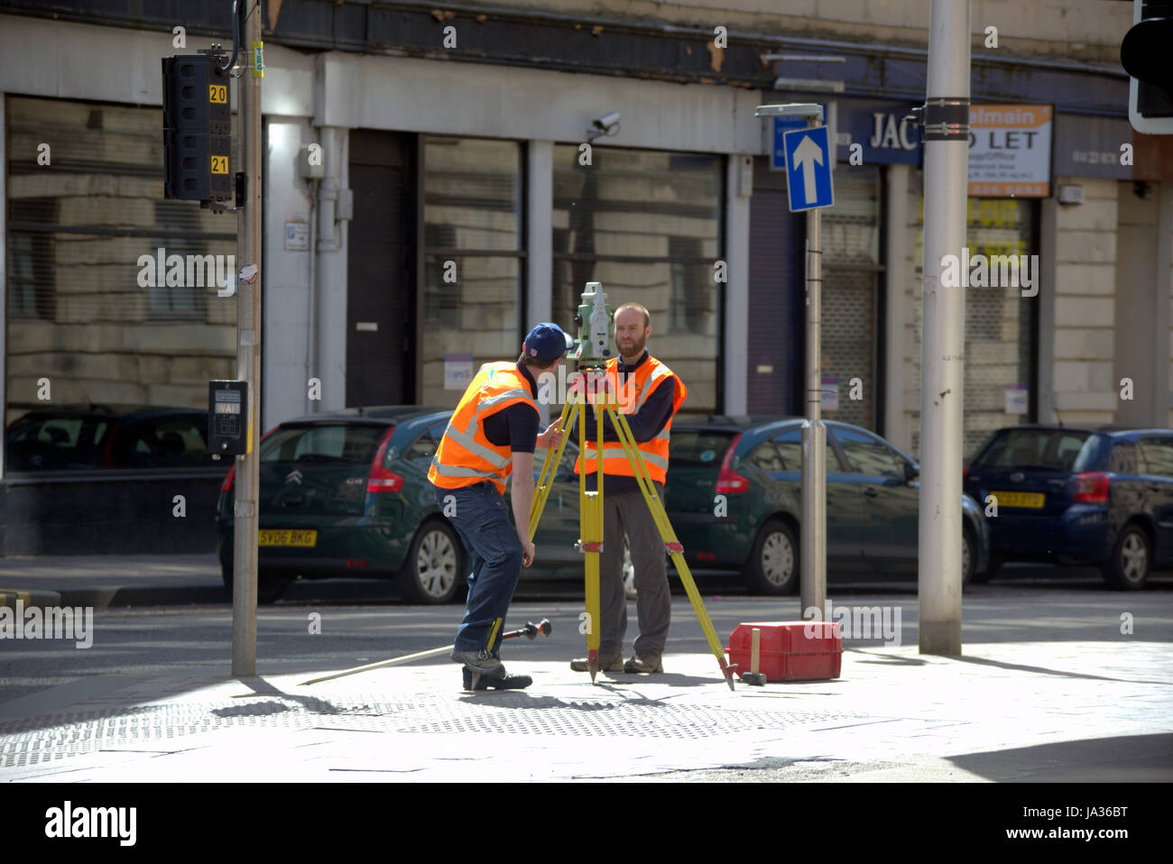 Theodolit-Arbeiter in der Straße Glasgow Stockfoto