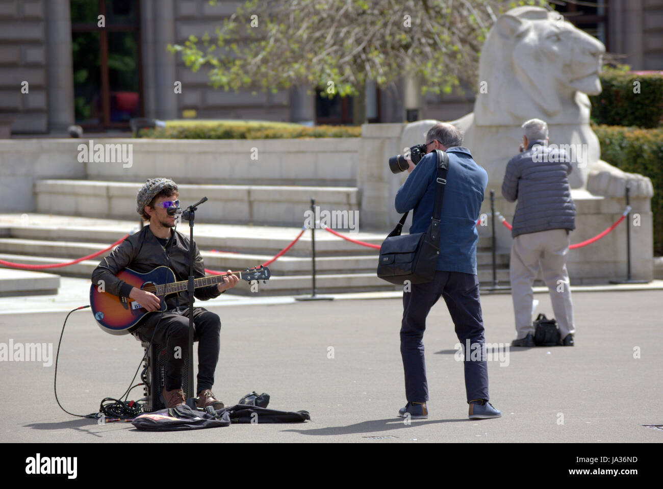 Professionelle Fotografen arbeiten in öffentlichen Ort George Square Glasgow Stockfoto