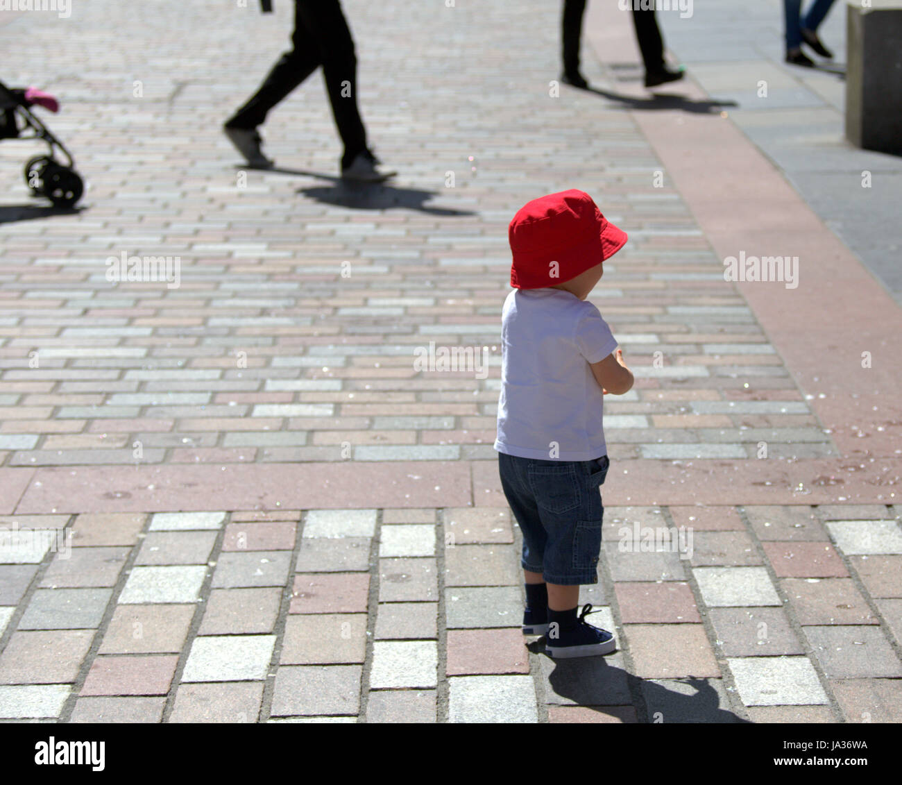 kleiner Junge im roten Hut Sonnentag Stockfoto