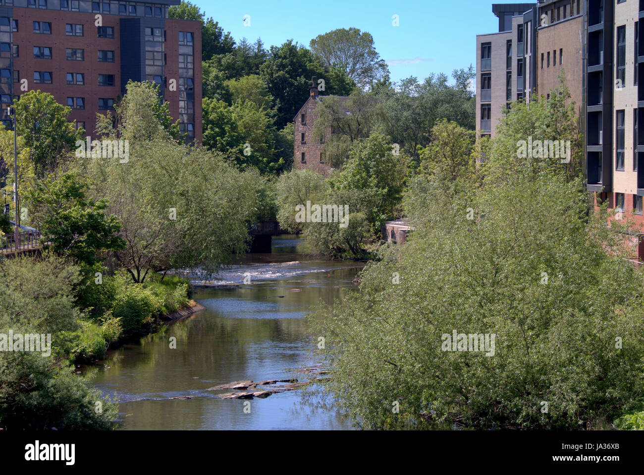 Kelvin River bei Partick Glasgow auf der Suche nach Süden in Richtung Benalder Street Bridge Stockfoto Kelvin River bei Partick Glasgow auf der Suche nach Süden in Richtung Benalder Street Bridge Stockfoto