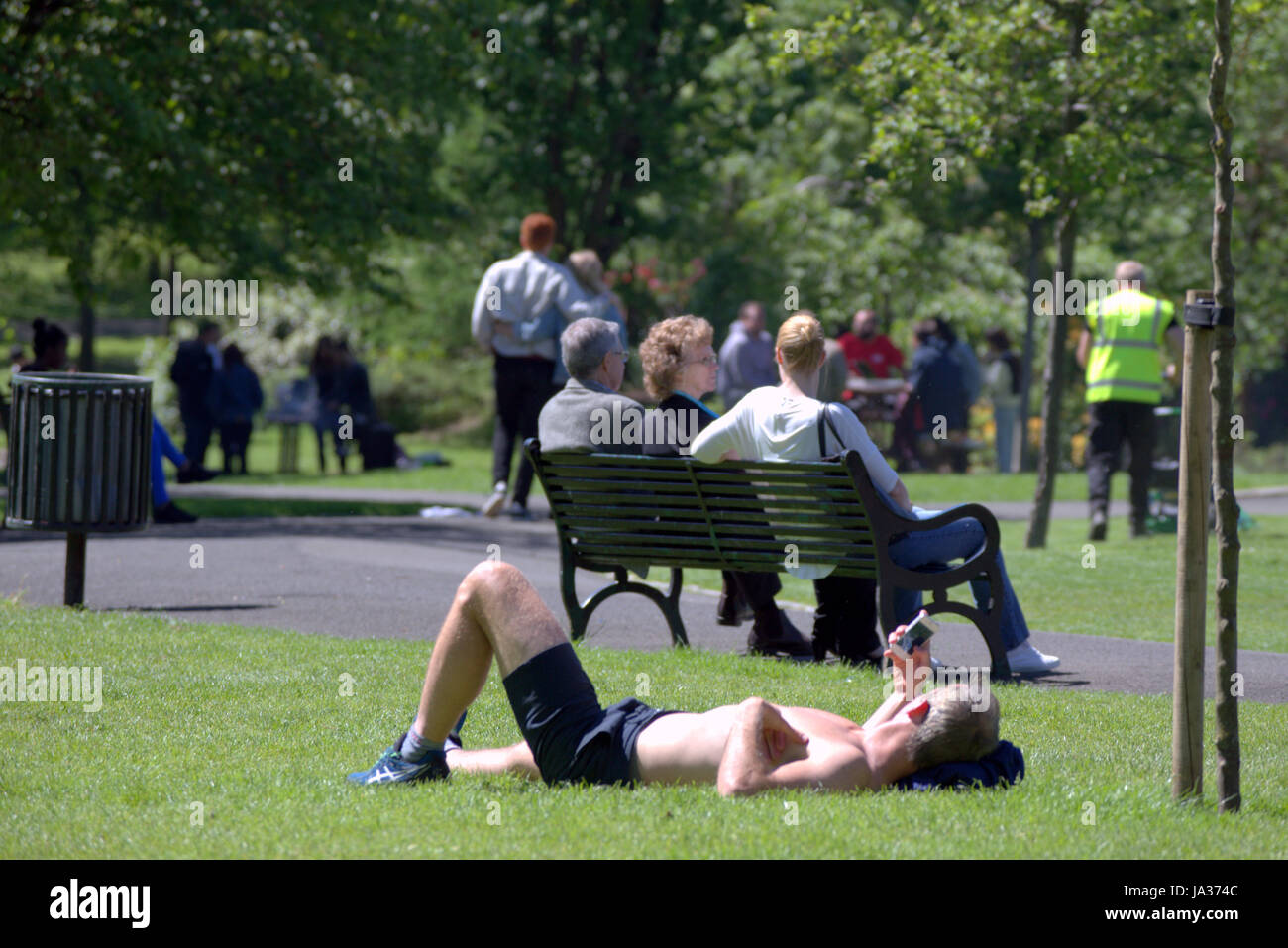 Glasgow Kelvingrove Park Szenen Sonnenbaden Stockfoto