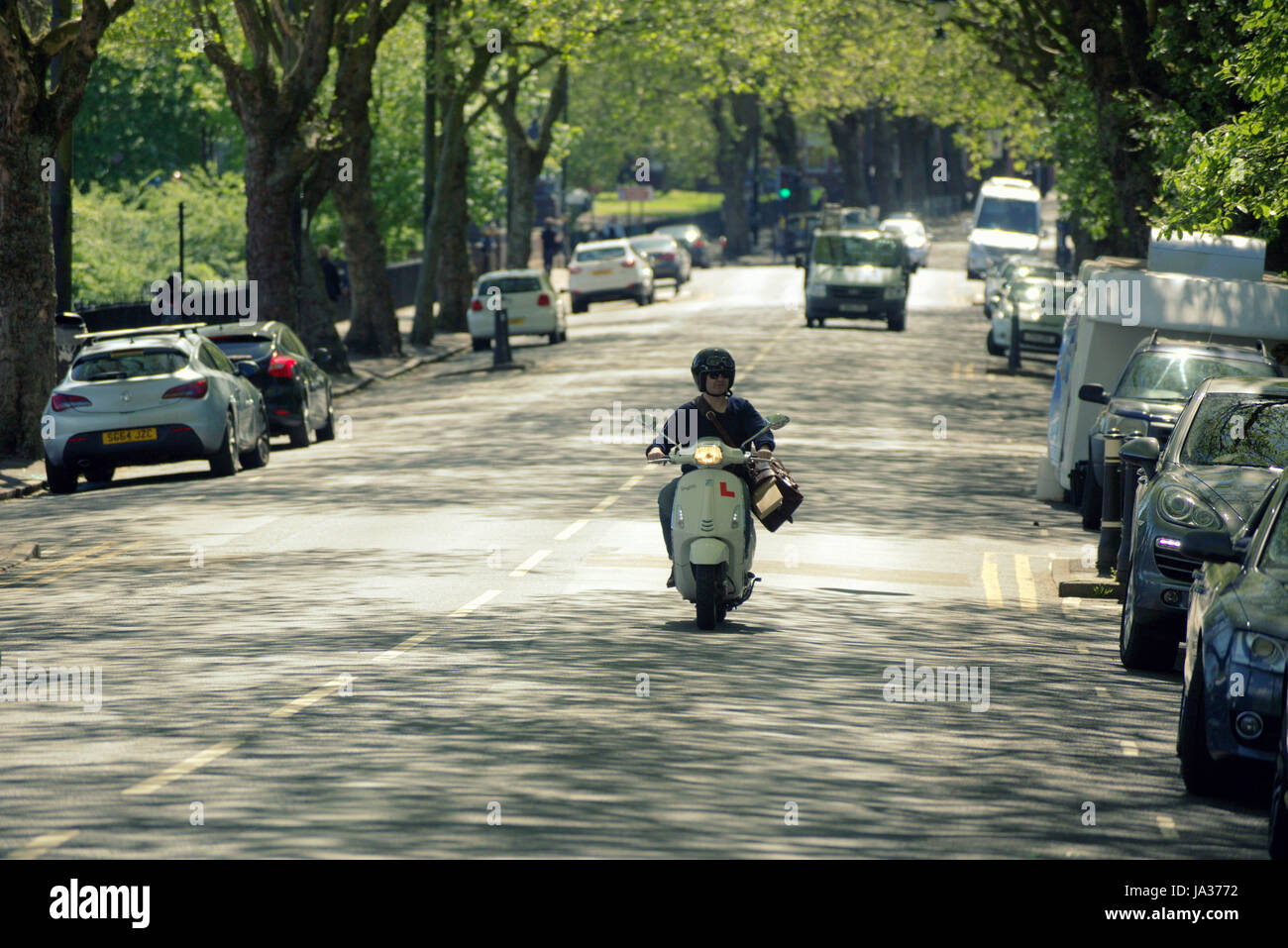 Kelvin Weg, Glasgow sah aus wie Paris an einem sonnigen Sommertag mit einem Scooter im Vordergrund im Baum gesäumten Allee Stockfoto