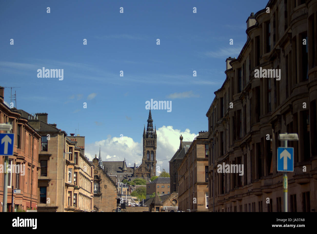 ungewöhnliche Aufnahmen oder Ansichten der Glasgow University Avenue von Mietskasernen Metapher Stockfoto