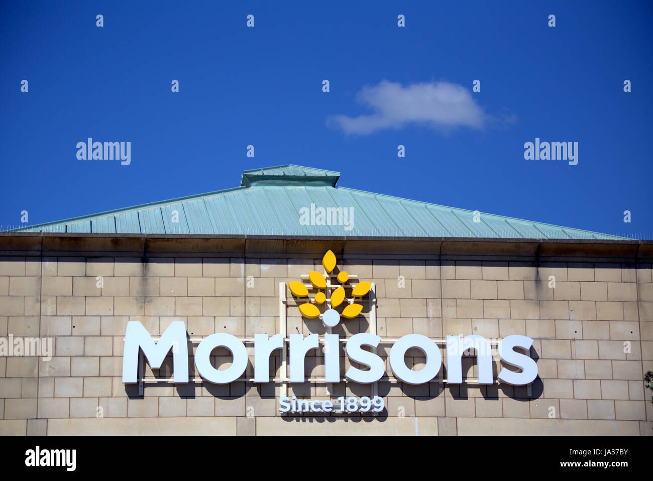 Morrissons Supermarkt Anniesland Glasgow hyper speichern blauen Himmel weiße flauschige Wolke Stockfoto