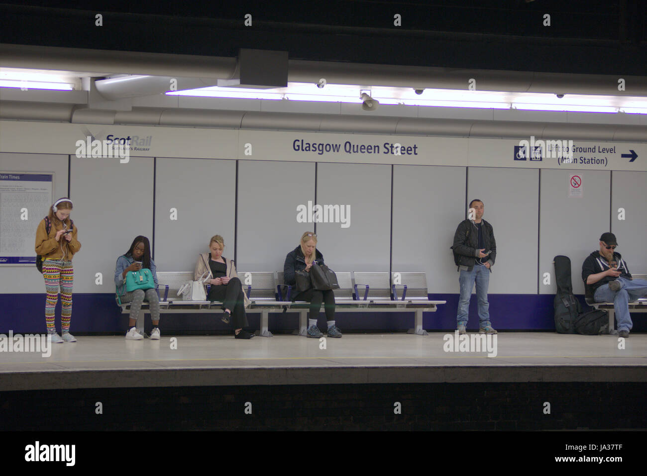 ScotRail train Station Bahnhof Plattform Glasgow Queen Street niedrigem Niveau Stockfoto