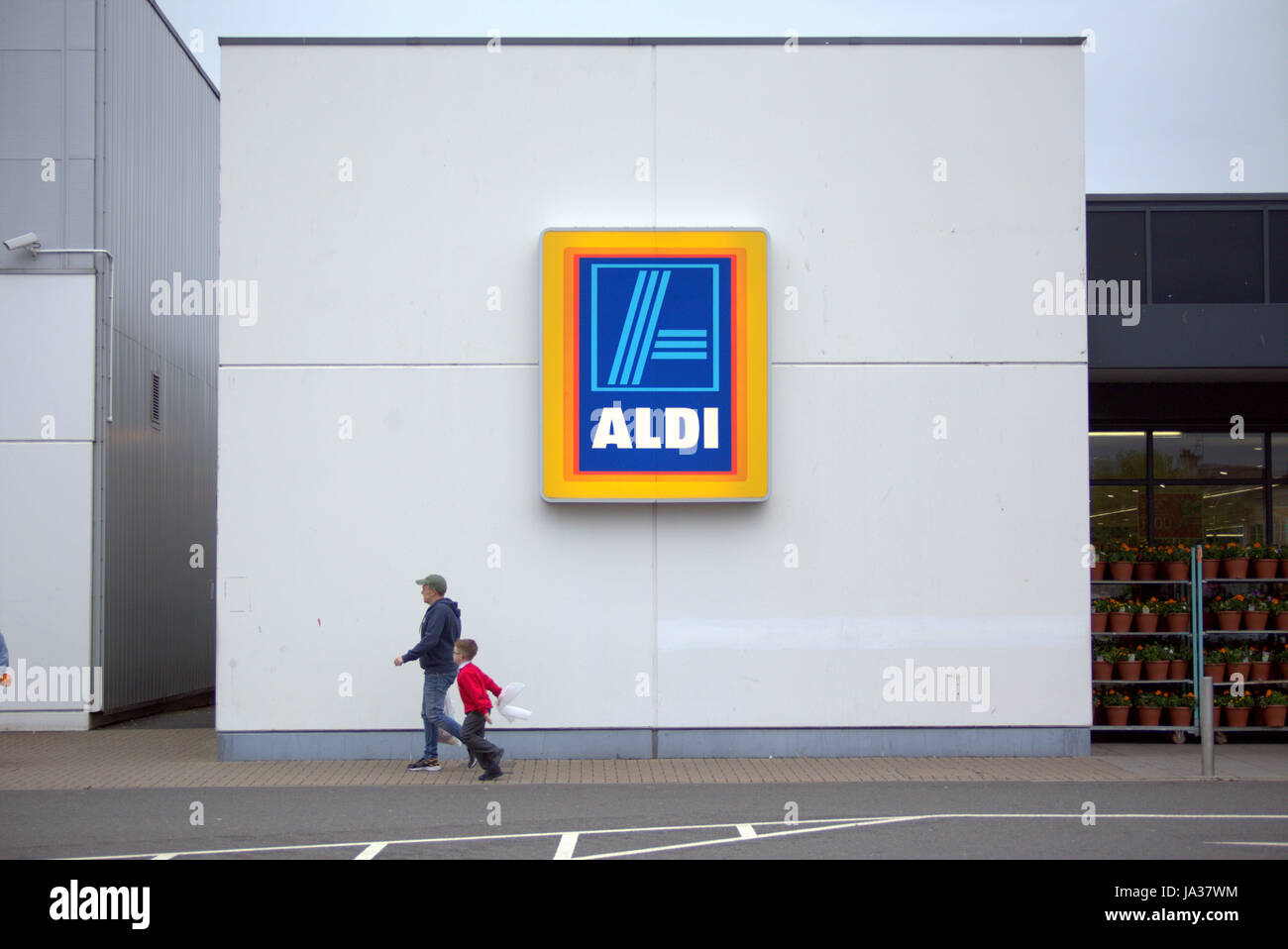 Aldi Supermarkt Logo mit Kunden zu Fuß durch Stockfoto