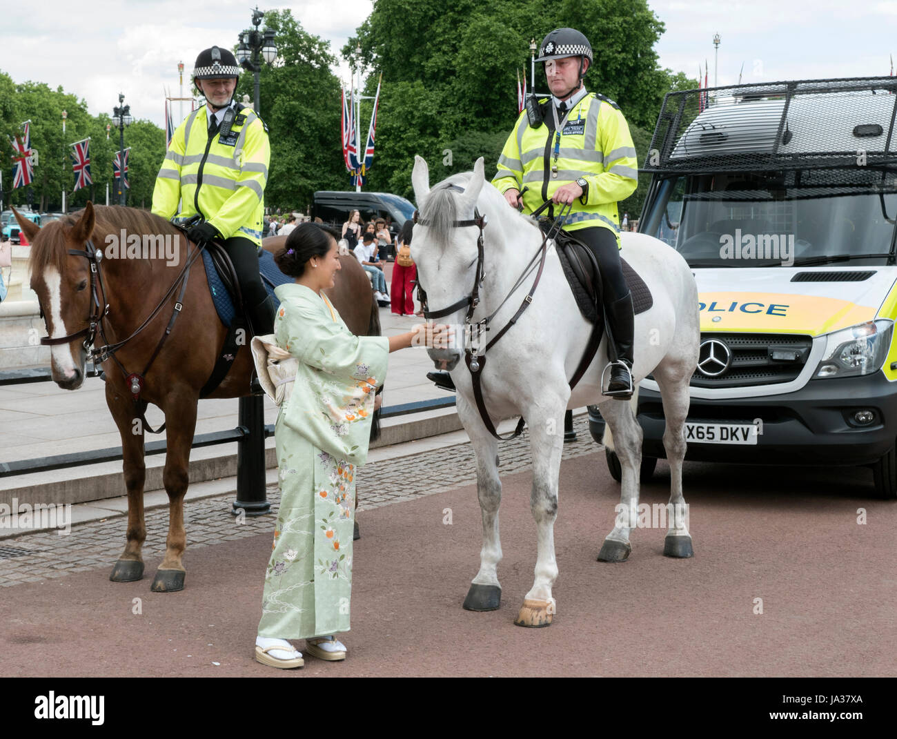 Japanische Gäste zu einer Royal Garden Party auf dem Gelände des Buckingham Palace London UK Stockfoto