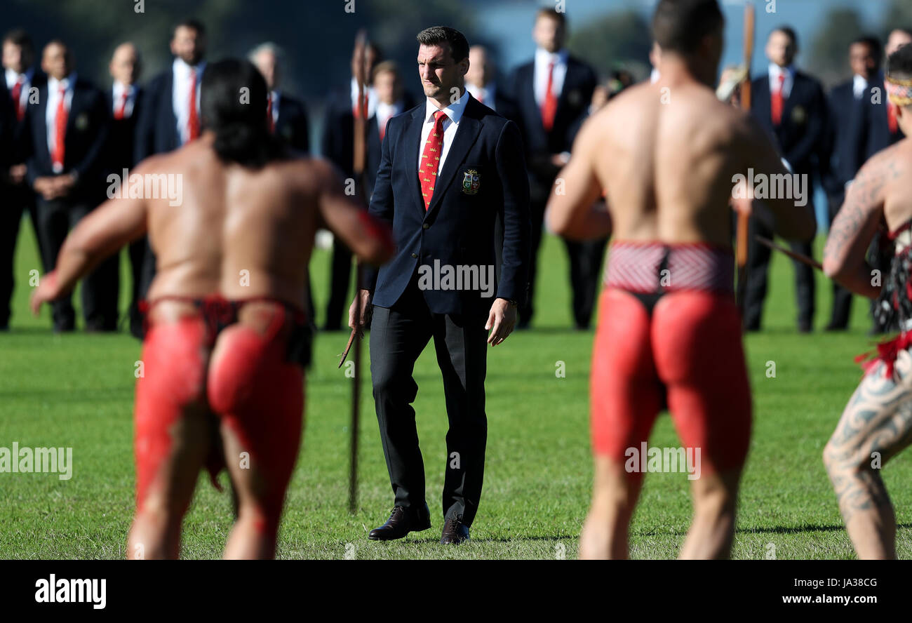 Sam Warburton, Kapitän der britischen und irischen Löwen, führt sein Team zum Maori Welcome auf dem Waitangi Treaty Grounds, Waitangi, Neuseeland. DRÜCKEN SIE VERBANDSFOTO. Bilddatum: Sonntag, 4. Juni 2017. Siehe PA Geschichte RugbyU Lions. Bildnachweis sollte lauten: David Davies/PA Wire. EINSCHRÄNKUNGEN: Nur für redaktionelle Zwecke. Keine kommerzielle Verwendung oder Verdunkelung von Sponsorlogos. Stockfoto