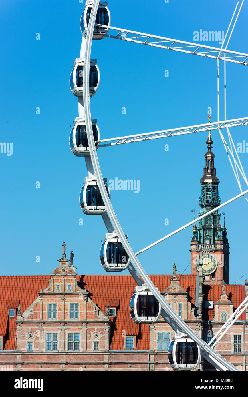 Das Amber Sky Riesenrad in der Altstadt von Danzig Altstadt mit dem Alten Rathaus im Hintergrund. Stockfoto