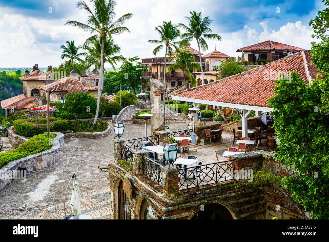 Blick von oben von einem mittelalterlichen Dorf Altos de Chavon, Dominikanische Republik Stockfoto