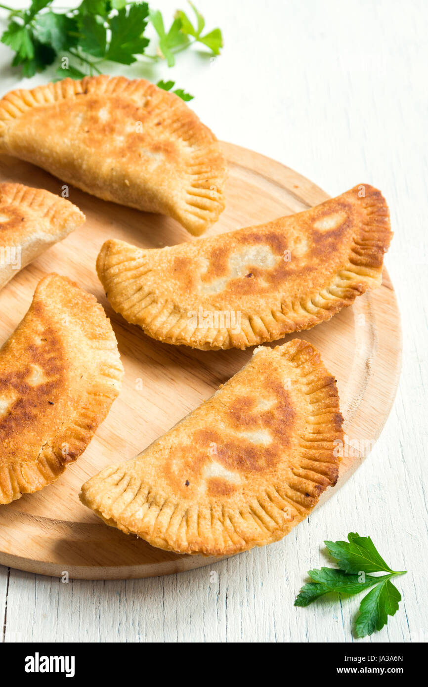 Hausgemachte tiefe gebratenen Gemüse Burekas (Bratlinge, Samosas) auf weißem Hintergrund - vegetarisch gebraten Gebäck für snack Stockfoto