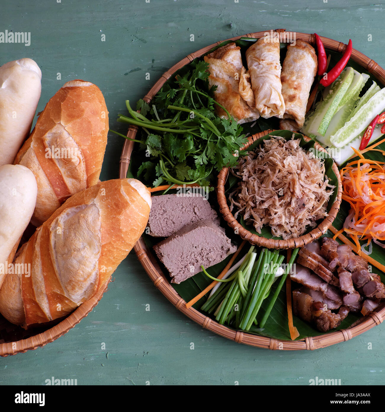 Berühmte vietnamesische Küche ist Banh mi Thit, beliebte Suppen aus ...