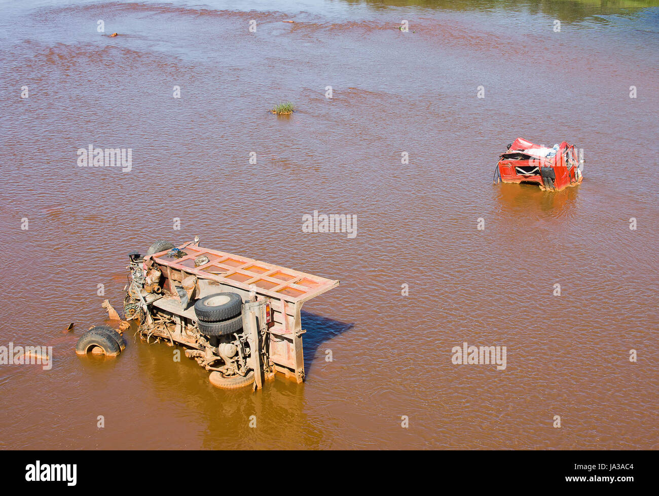 der Defekte LKW liegt in schmutziges Wasser Stockfoto