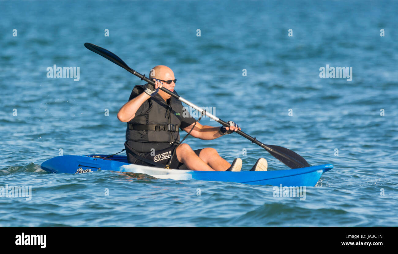 Mann, Kajakfahren auf dem Meer an einem heißen Tag. Stockfoto