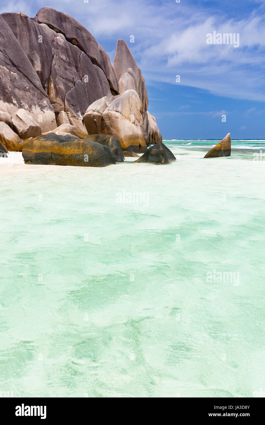 Türkisfarbenes Wasser und Granit Felsen am Anse Source d ' Argent in La Digue, Seychellen Stockfoto