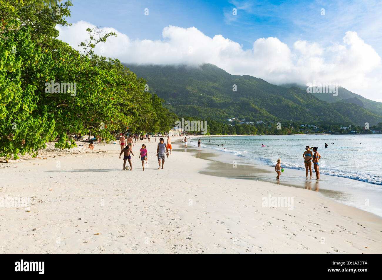MAHE - AUGUST 08: Touristen und Einheimische am Beau Vallon Beach im Westen von Mahé, Seychellen am 8. August 2014 Stockfoto