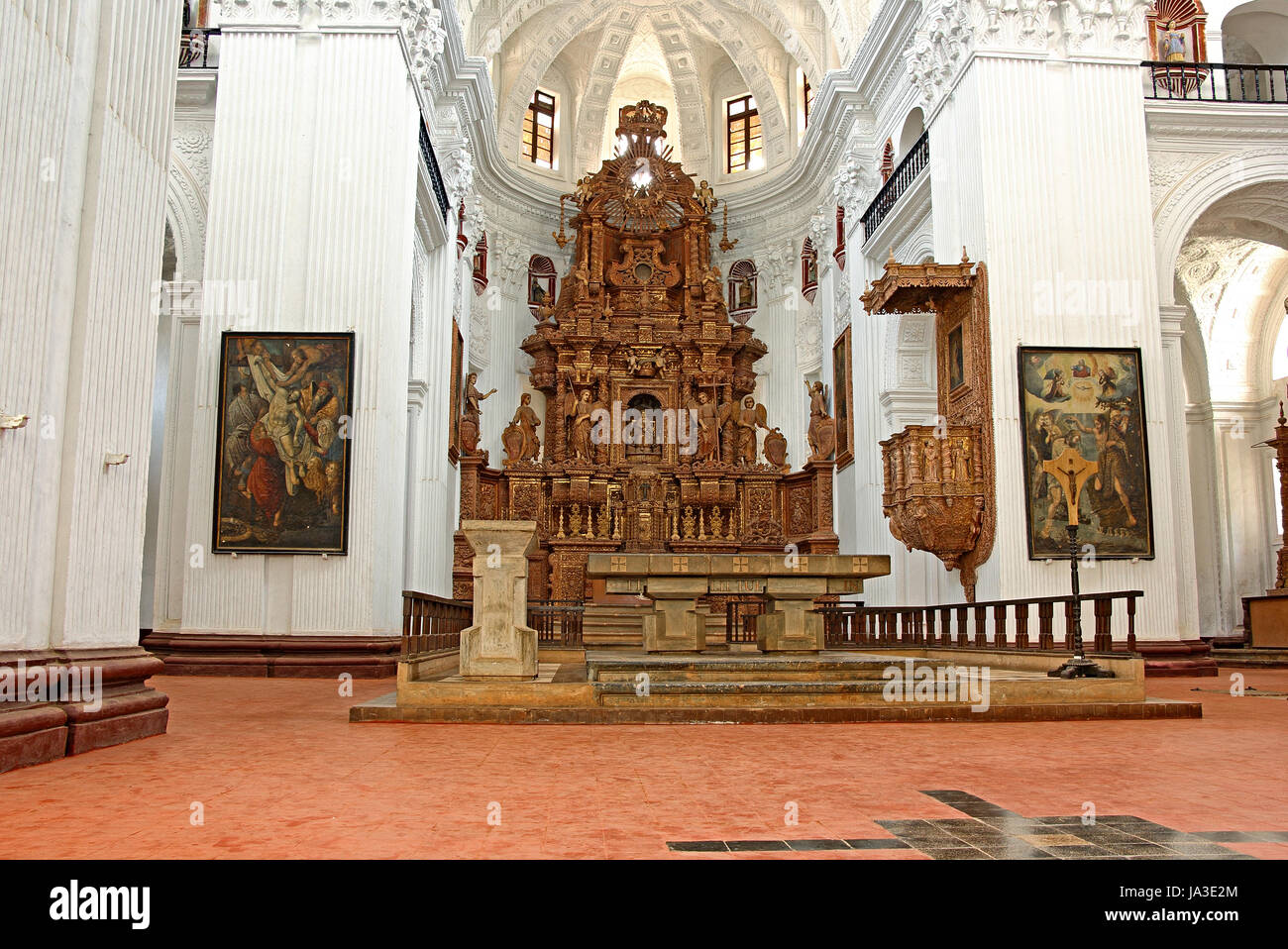 Altar der Kirche von St. Cajetan mit aufwendigen Schnitzereien in Alt-Goa, Indien. St. Cajetan Kirche ist ein 17 th Jahrhundert von den Portugiesen erbaut. Stockfoto