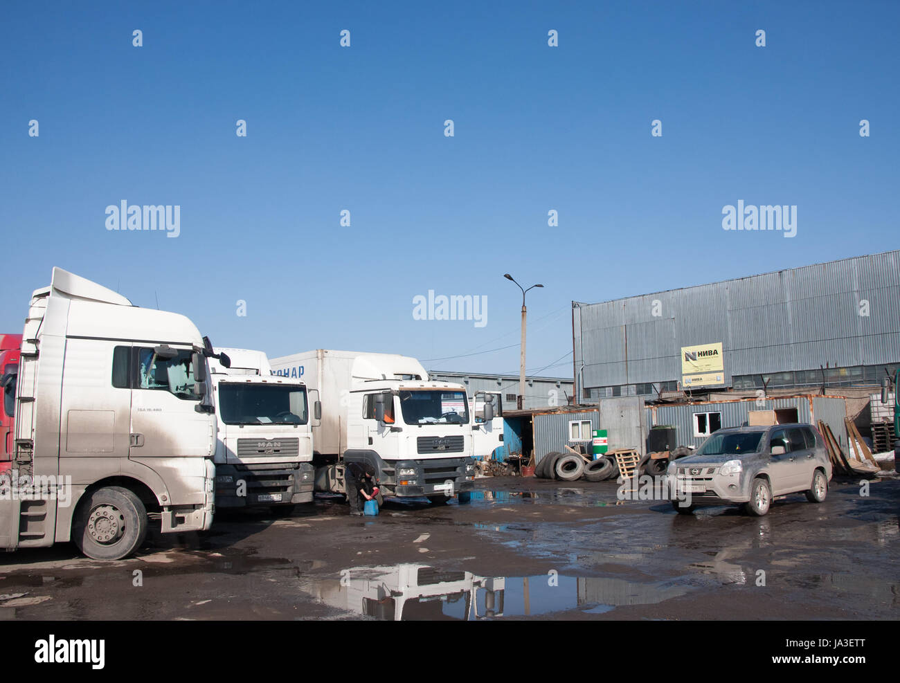 Perm, Russland - März 31.2016: Supersize Autos auf dem Parkplatz in der Transportunternehmen Stockfoto