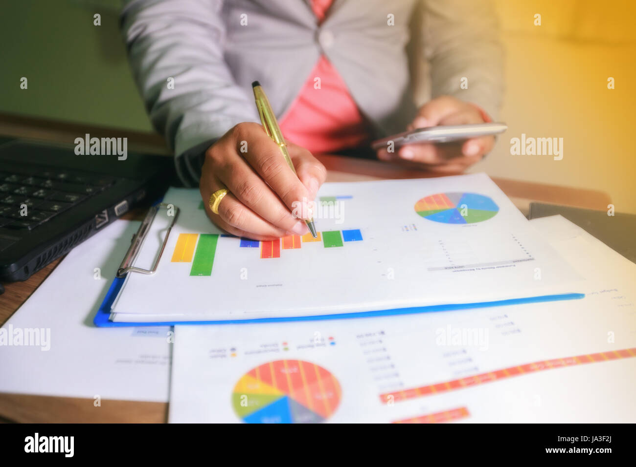 Menschen arbeiten und Analysen Geschäftsgrafiken im Büro Stockfoto