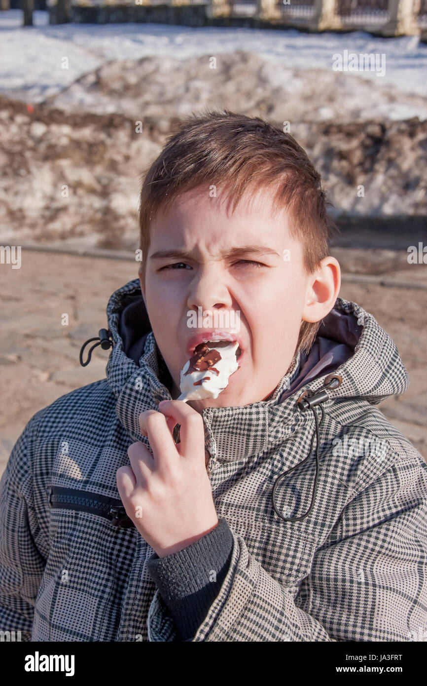 Lustige junge Eis essen im park Stockfoto