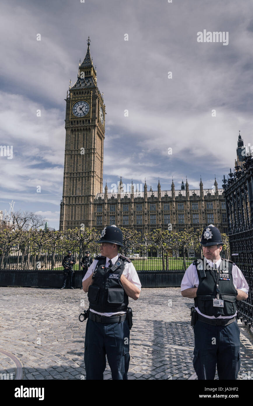 Polizei bewacht den Eingang zum Palace of Westminster bei erhöhten Zustand der Sicherheit im Vereinigten Königreich Stockfoto