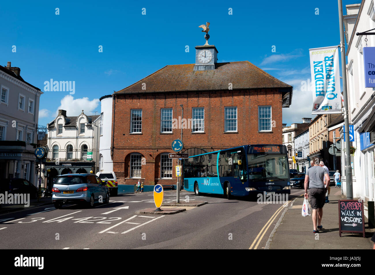 High Street und das alte Rathaus, Buckingham, Buckinghamshire, England, Vereinigtes Königreich Stockfoto