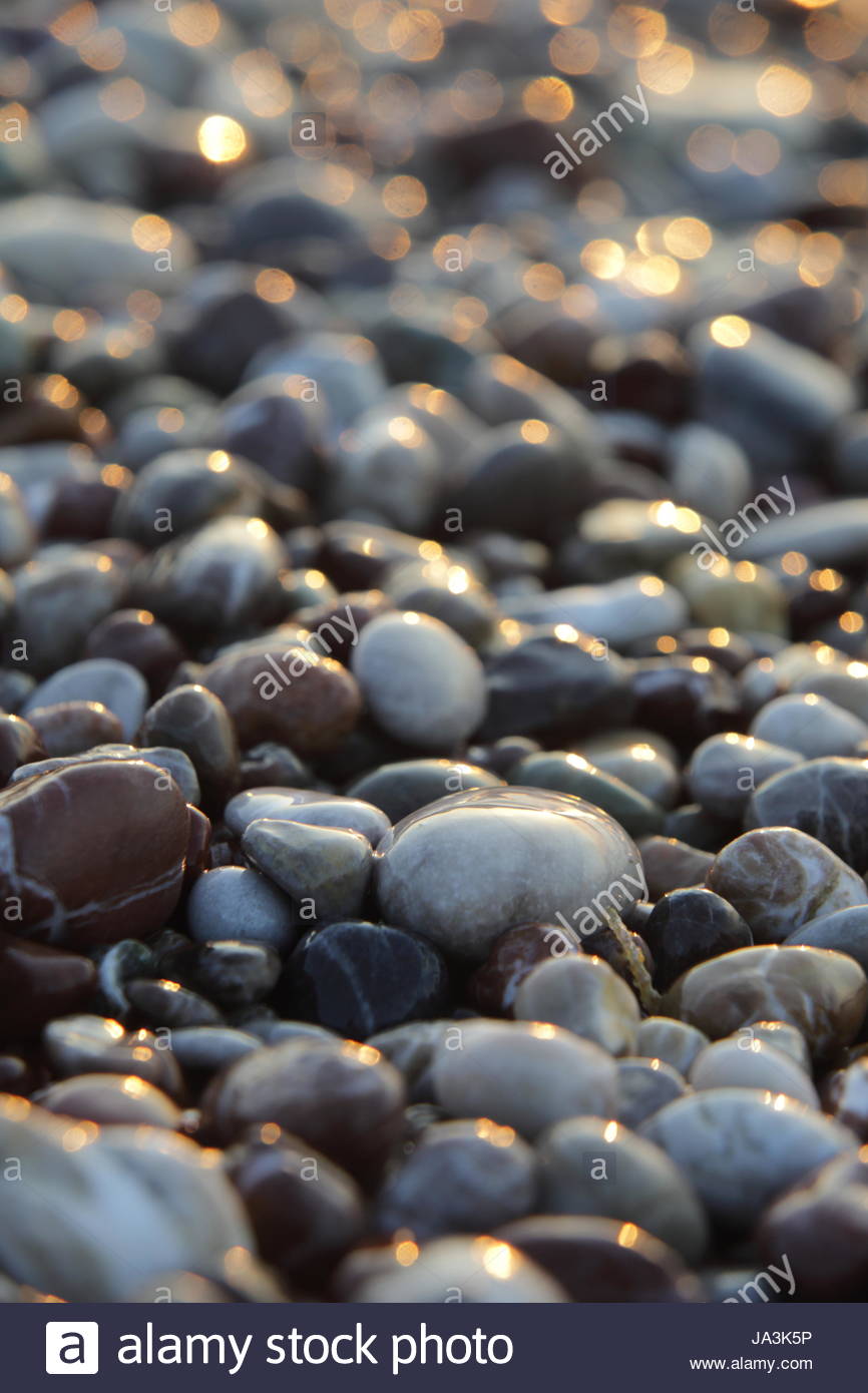 Morgen fällt Licht auf Kieselsteinen am Strand auf der Insel Rhodos als dawn Breaks. Stockfoto