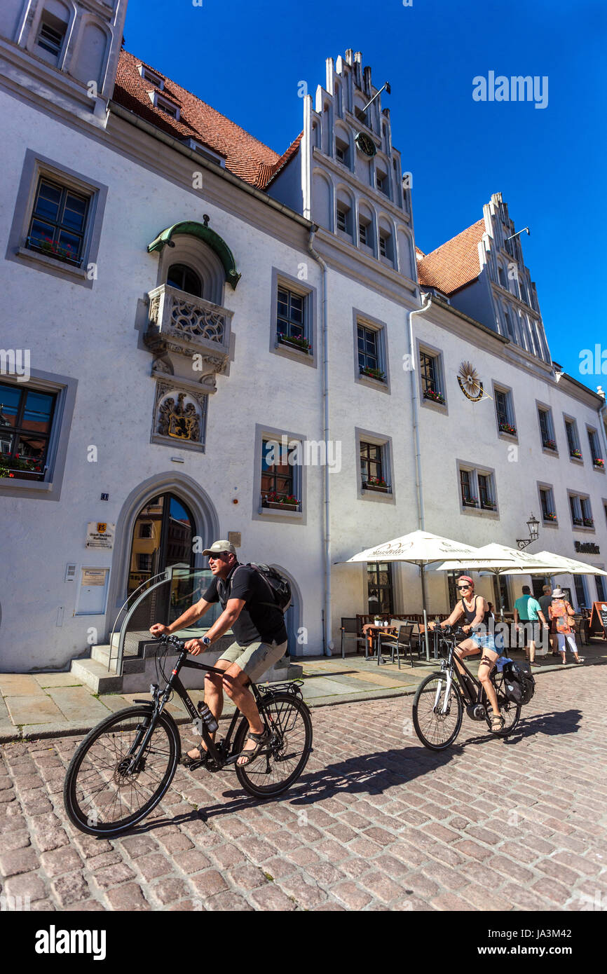 Menschen fahren auf dem Meissen Markt vor dem Rathaus Meißen Altstadt Sachsen, Deutschland mit dem Fahrrad Europa mit dem Fahrrad Stockfoto