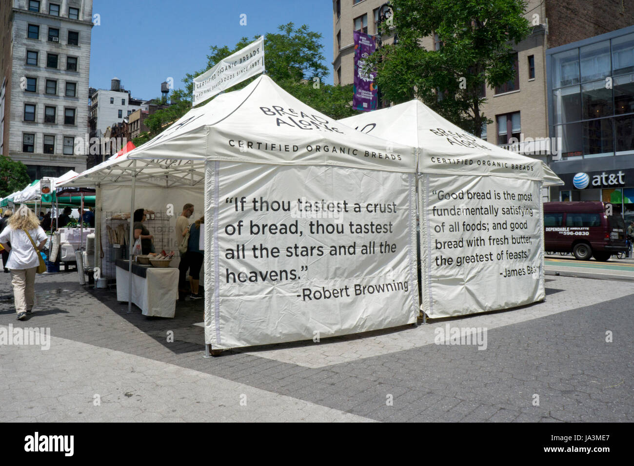 Das Brot allein stehen am Union Square Green Market mit Zitaten von Robert Browning und James Beard auf ihre Zelte. Stockfoto